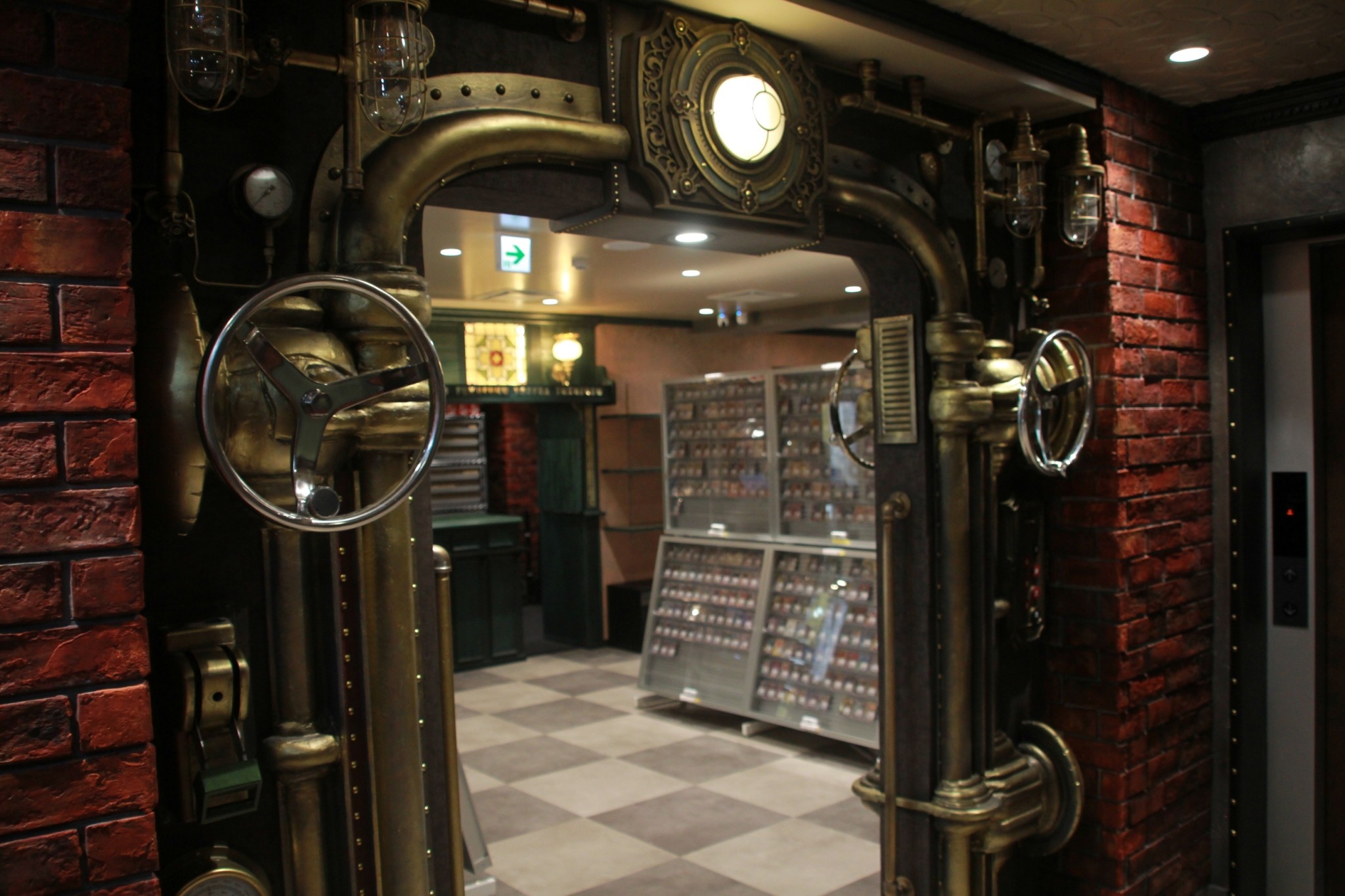 LINE_ALBUM_池袋ポケモンカード専門店本館写真_251218_3_0